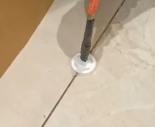南丹瓷砖空鼓维修公司专业解答瓷砖在铺贴过程中，如果没有涂抹均匀到位的粘结材料（如水泥砂浆或瓷砖胶），可能会导致以下问题