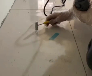 南丹瓷砖开裂维修公司专业分享瓷砖在铺贴前如果没有沥干水分，将会导致以下问题